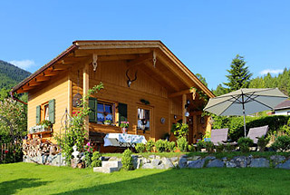 Holiday apartments Mitteldorf - garden shed and lawn