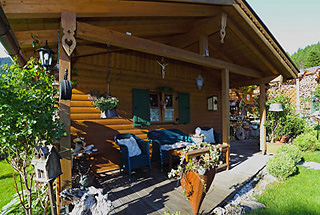 Ferienwohnungen Mitteldorf - Gartenhäuschen mit Veranda